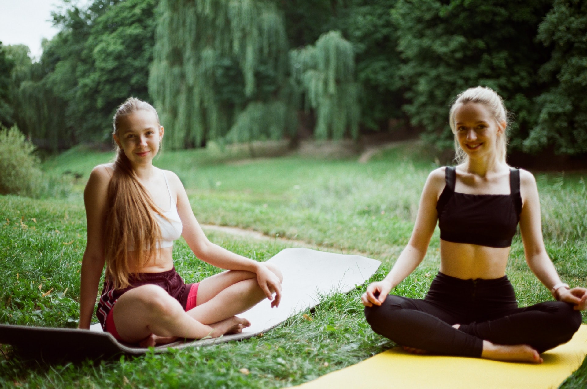 Mädchen praktizieren Yoga für Kinder